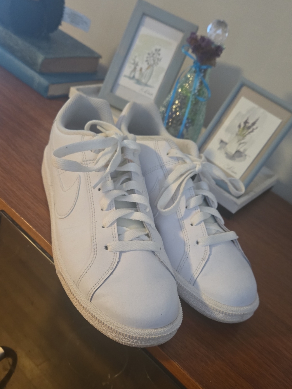 Nike White Low-Top Leather  Sneakers Size 10